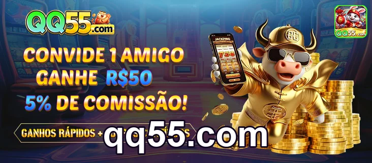 Usuário jogando no celular em ambiente externo