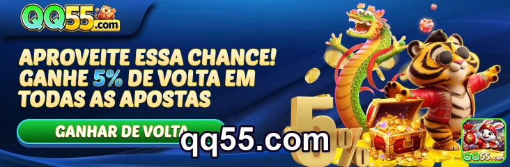 Usuário jogando no celular em um parque ao ar livre